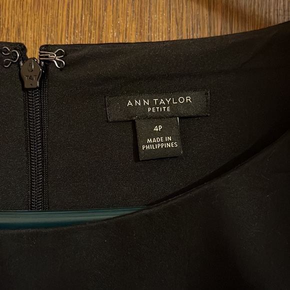 Anne Taylor sleeveless blouse - Picture 2 of 3